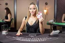 Meja baccarat dealer langsung dengan kartu fisik yang dibagikan oleh dealer profesional di suka86
